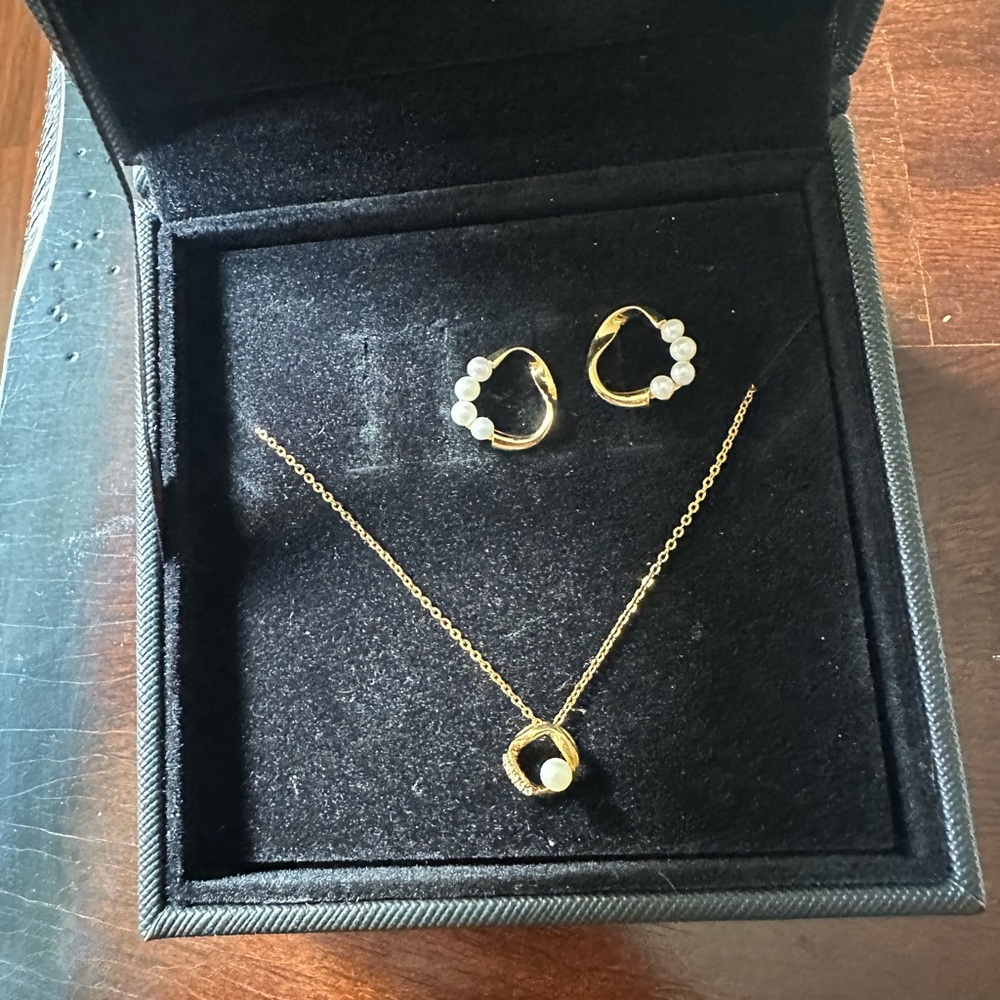Pandora essence gold/ pearl set